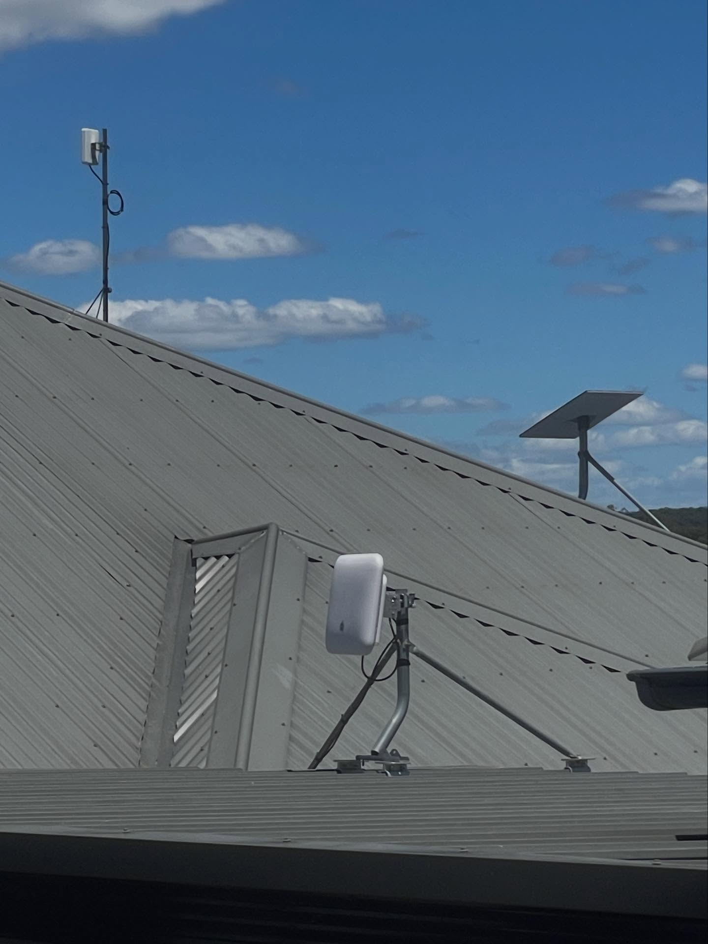 A Better Net install with NBN Fixed Wireless, 5G broadband and Starlink all mounted on one roof